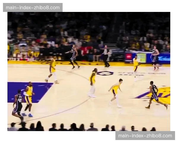 录像分析:湖人最后一防沟通失误,如何让福克斯获得空位三分机会 录像分析:湖人最后一防沟通失误,如何让福克斯获得空位三分机会