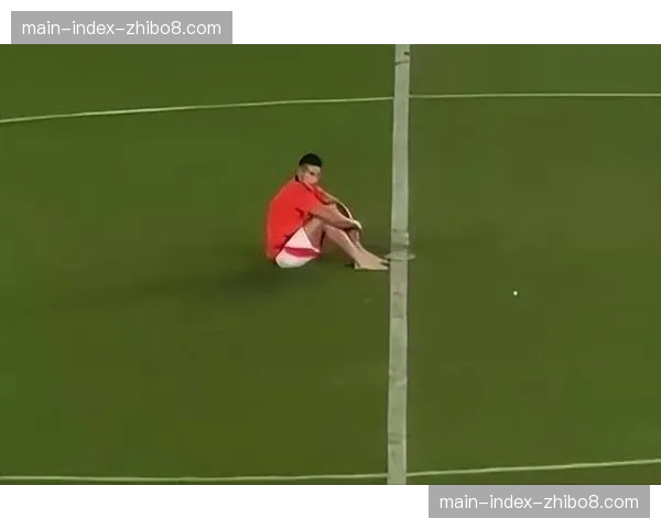 特写：落寞的背影，阿雅克肖队长目睹球队降级后独自坐在球场中圈