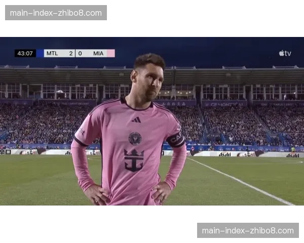 “现场镜头捕捉到,江苏肯帝亚主帅在场边向年轻球员反复讲解战术板” “现场镜头捕捉到,江苏肯帝亚主帅在场边向年轻球员反复讲解战术板”